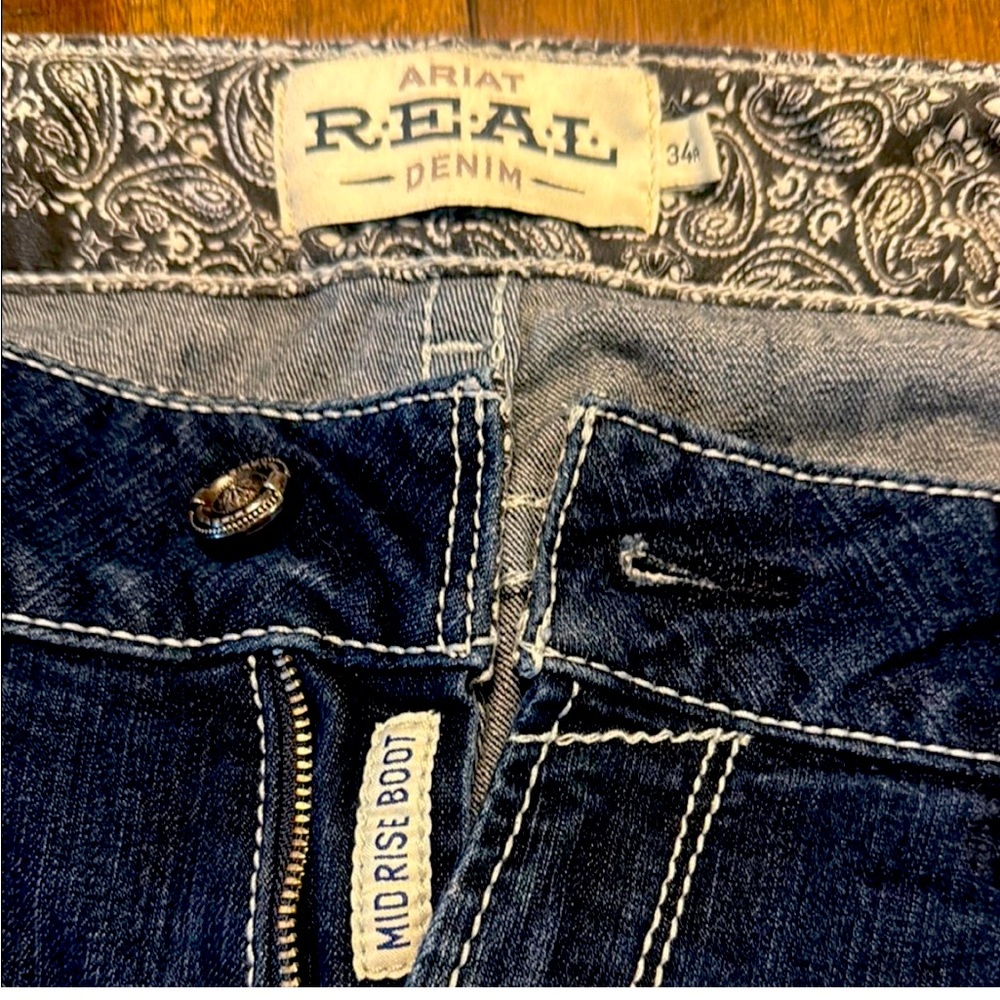 Women’s size 34R Ariat jeans. Like new condition.